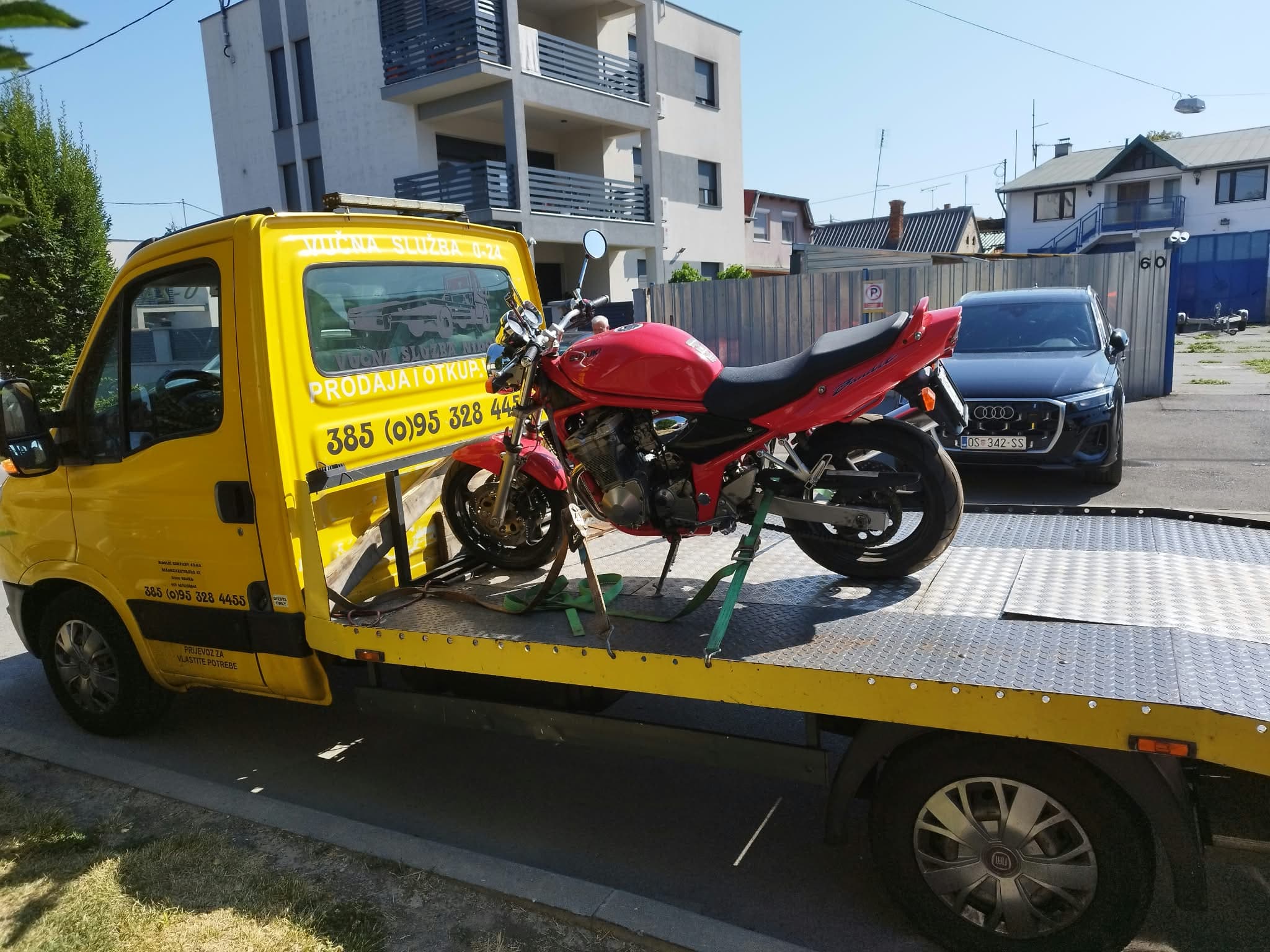 Motocikl Suzuki Bandit pričvršćen na platformi vučnog vozila Nikolić