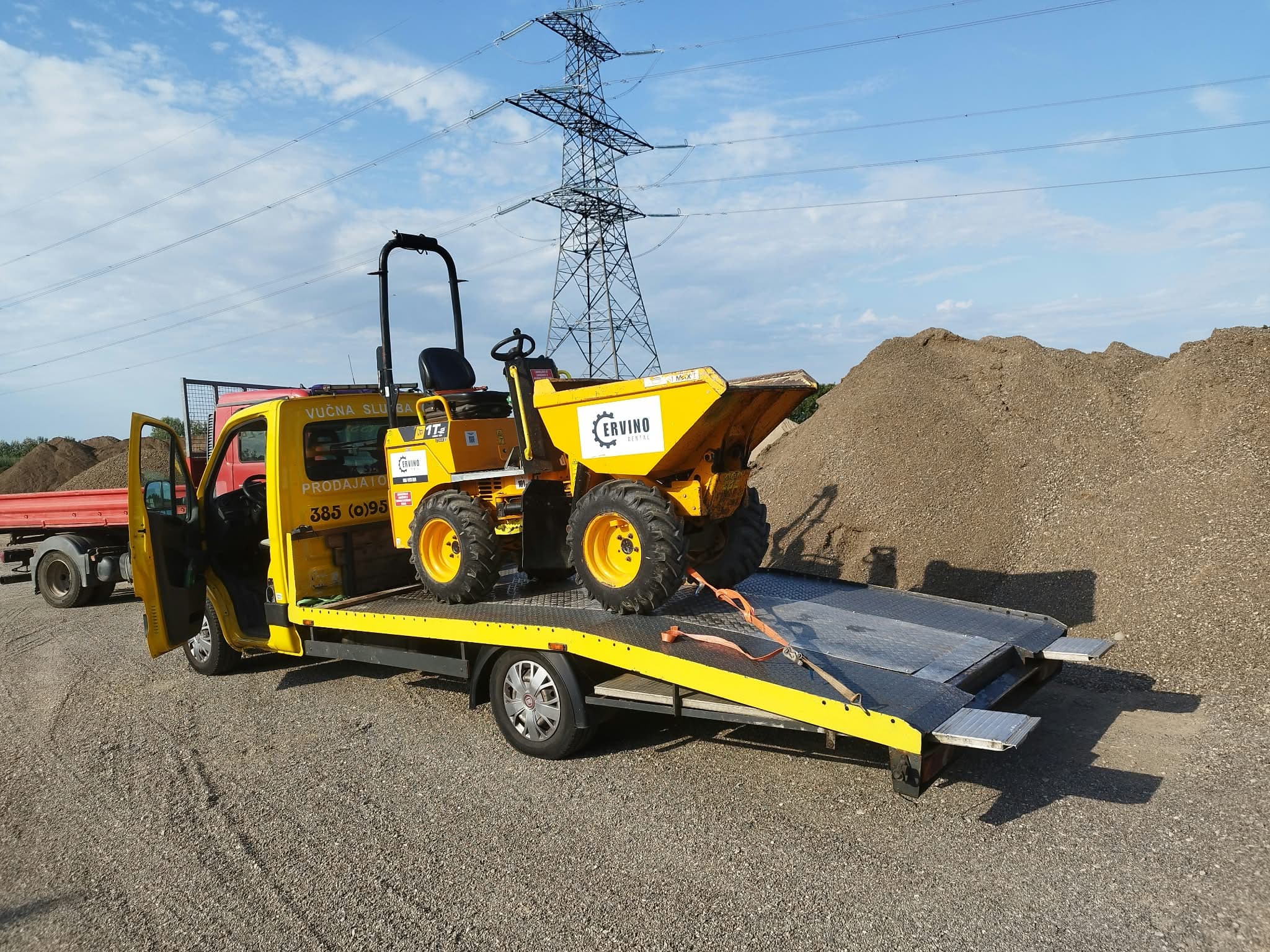 Damper Cervino Rental utovaren na platformi vučnog vozila Nikolić