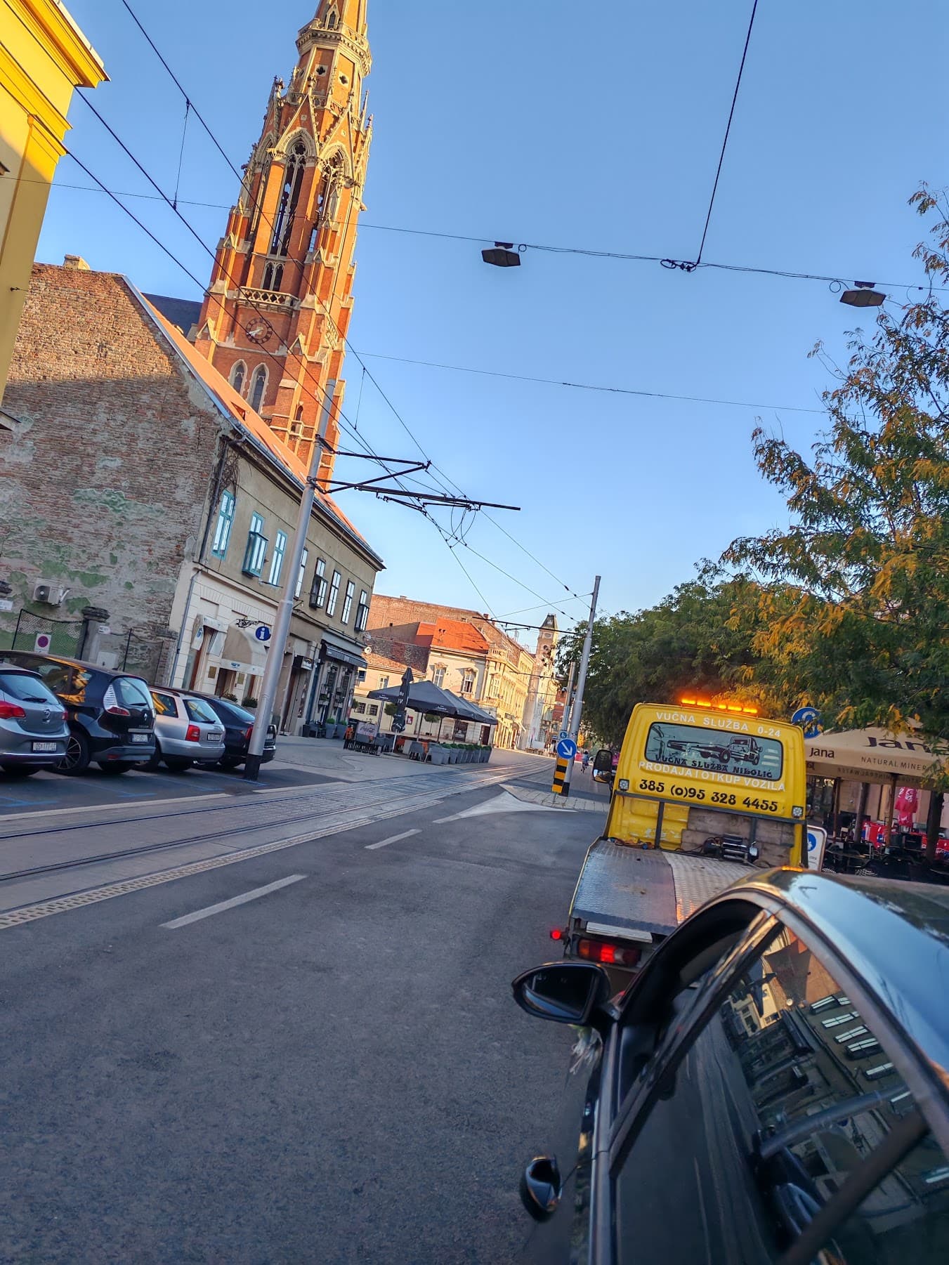 Vučno vozilo u prometu u centru Osijeka u sumrak
