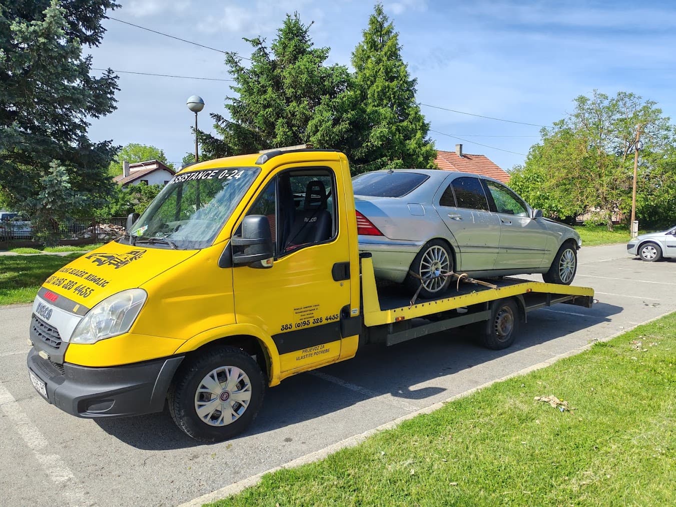 Vučno vozilo s utovarenim Mercedesom