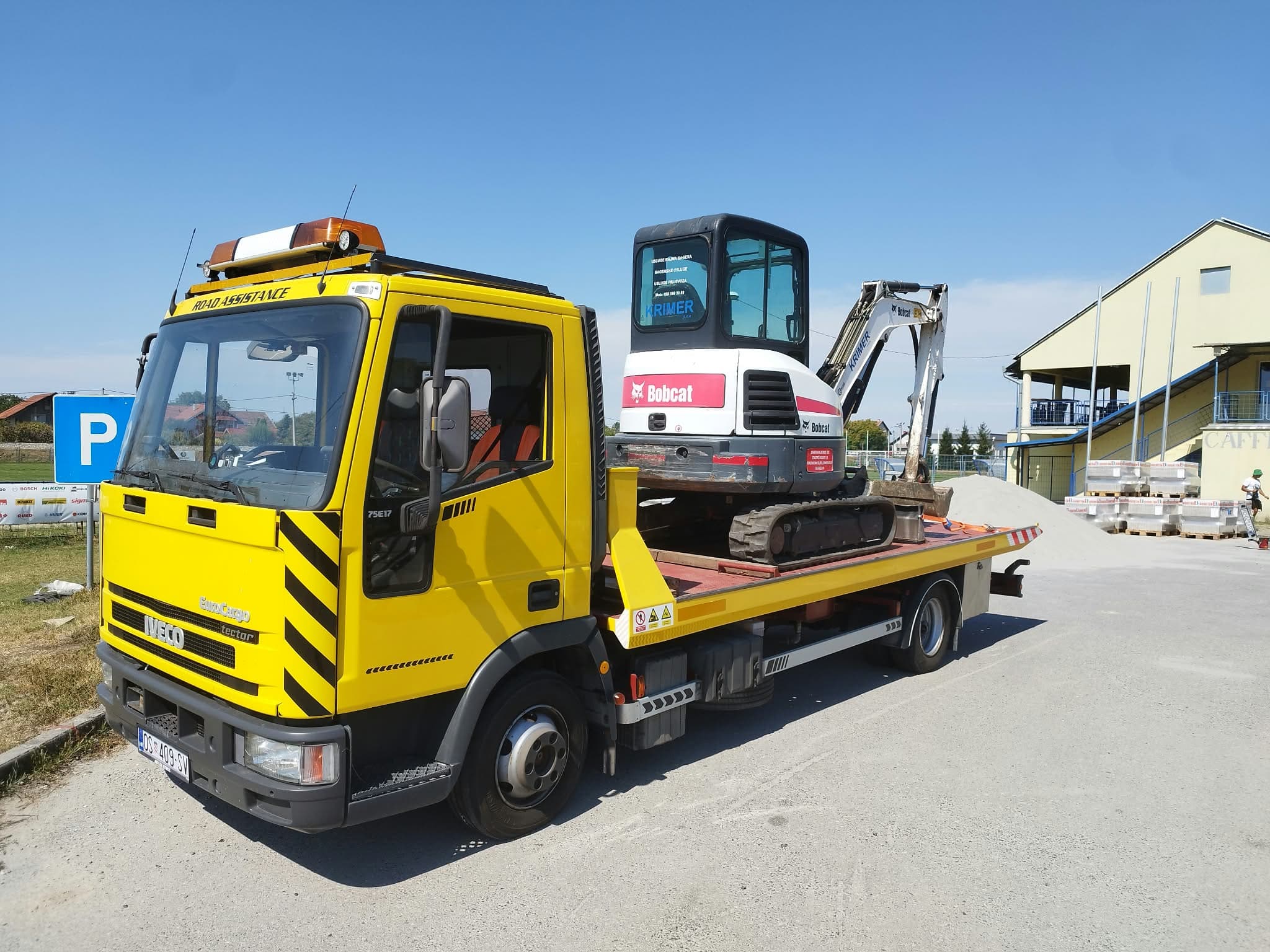 Bobcat mini bager utovaren na platformi vučnog vozila Nikolić