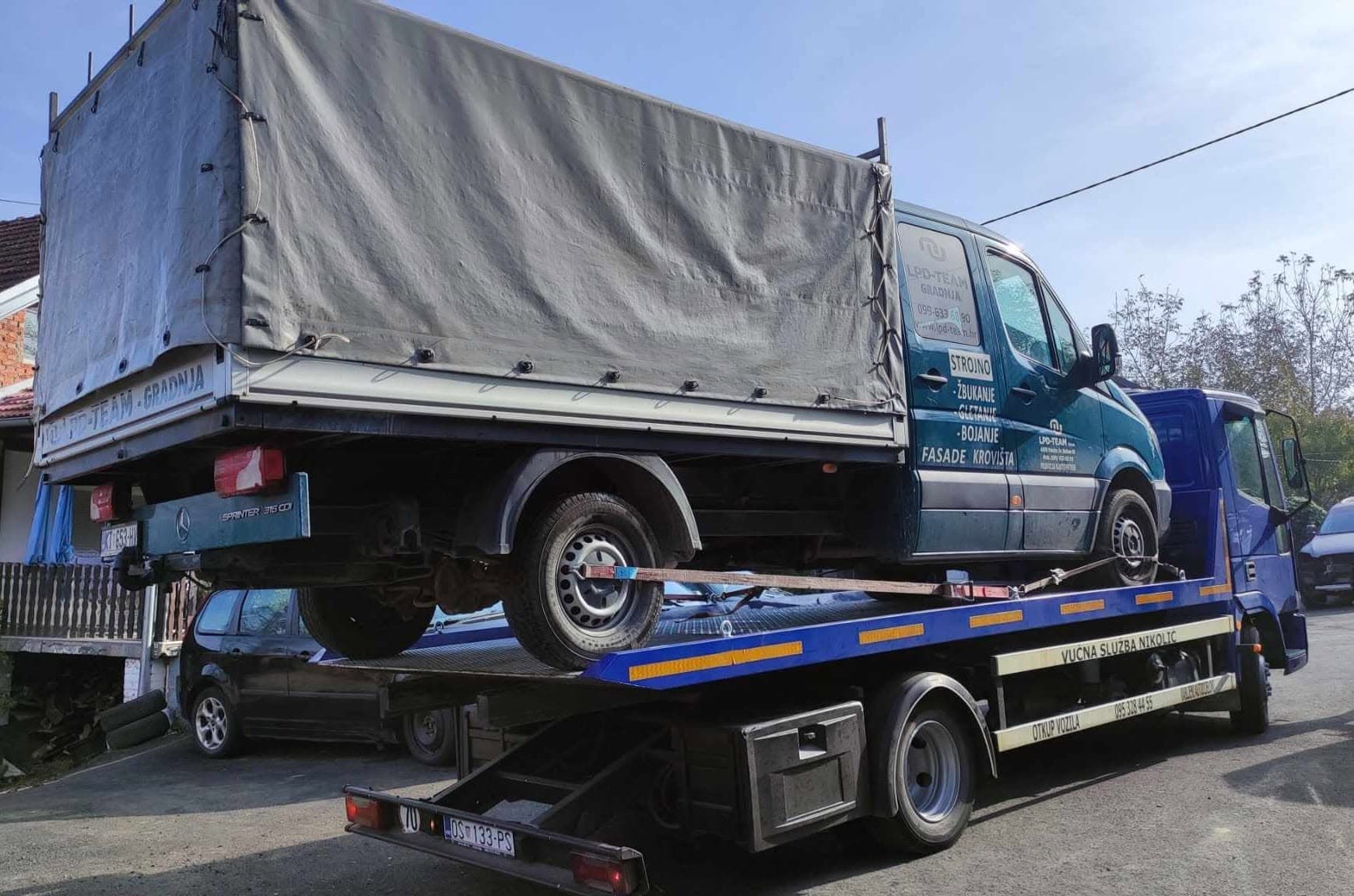 Mercedes Sprinter kombi utovaren na platformi vučnog vozila Nikolić